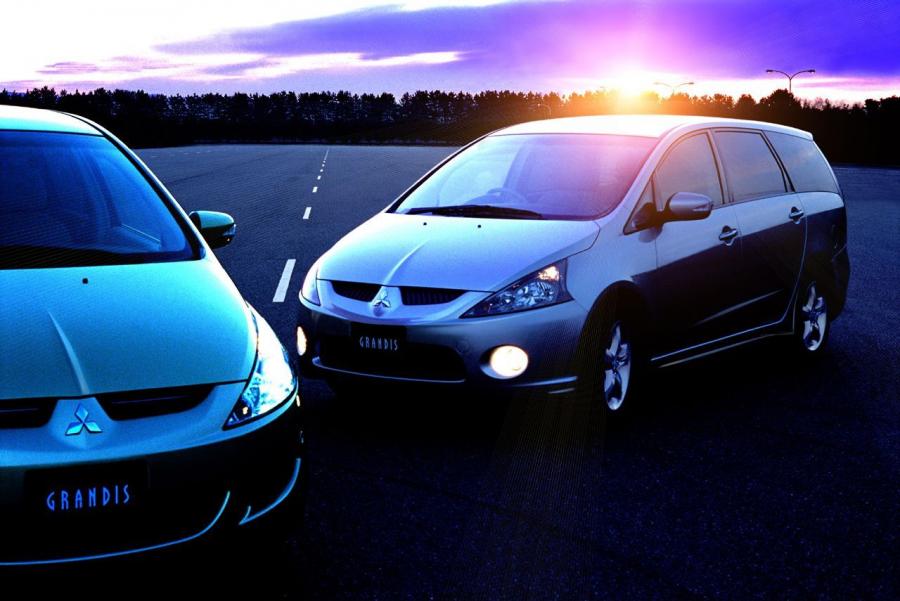  Mitsubishi Grandis 2003 года  (фото 5 из 9)
